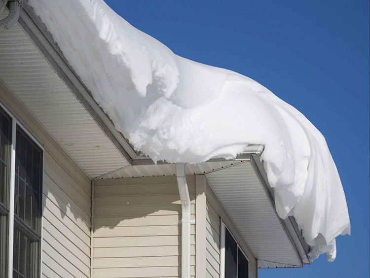 В регионах со снежными зимами следует предусмотреть систему снегозадержателей на крыше, чтобы тяжёлая масса не разрушила своим весом крепления желобов