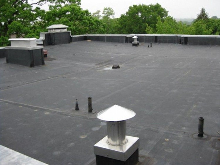 Если поверхность крыши залита мастикой или застелена рулонным материалом, лучший выбор – внутреннее водоотведение